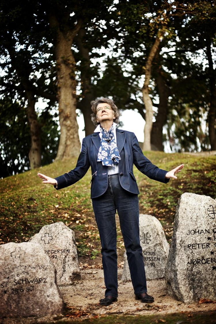 Kulturhistoriker og adjungeret professor ved Syddansk Universitet, Inge Adriansen, ved mindesmærket for faldne soldater under 1 verdenskrig ved Broager Kirke. Hun er aktuel med bogen "Erindringssteder i Danmark. Monumenter, mindesmærker og mødesteder." 