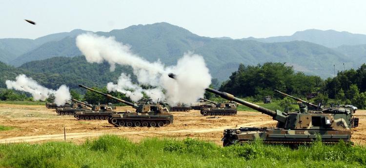Sydkoreansk militær har affyret en byge af artillerigranater under en øvelse tæt på grænsen til Nordkorea. 