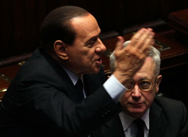 Overlever. Silvio Berlusconi har fået forlænget sin regerings politiske liv ved to afstemninger i det italienske Senat og Underhus. 