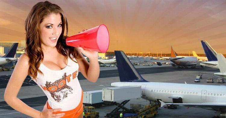 MADGLAD. Hooters' servitricer står klar til at servicere i Frankfurt Lufthavn. 
