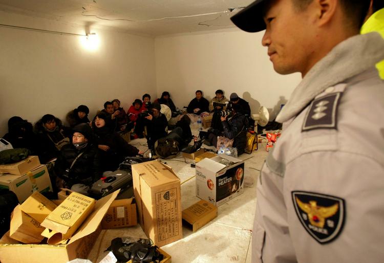 Krig. Dagens militærøvelse betød, at indbyggerne på øen Yeonpyeong måtte gå i beskyttelsesrum af frygt for et nordkoreansk angreb. 