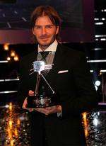 hæder. David Beckham modtager BBC's pris for sit engagement i fodbold ved en højtidelighed i Birmingham. 