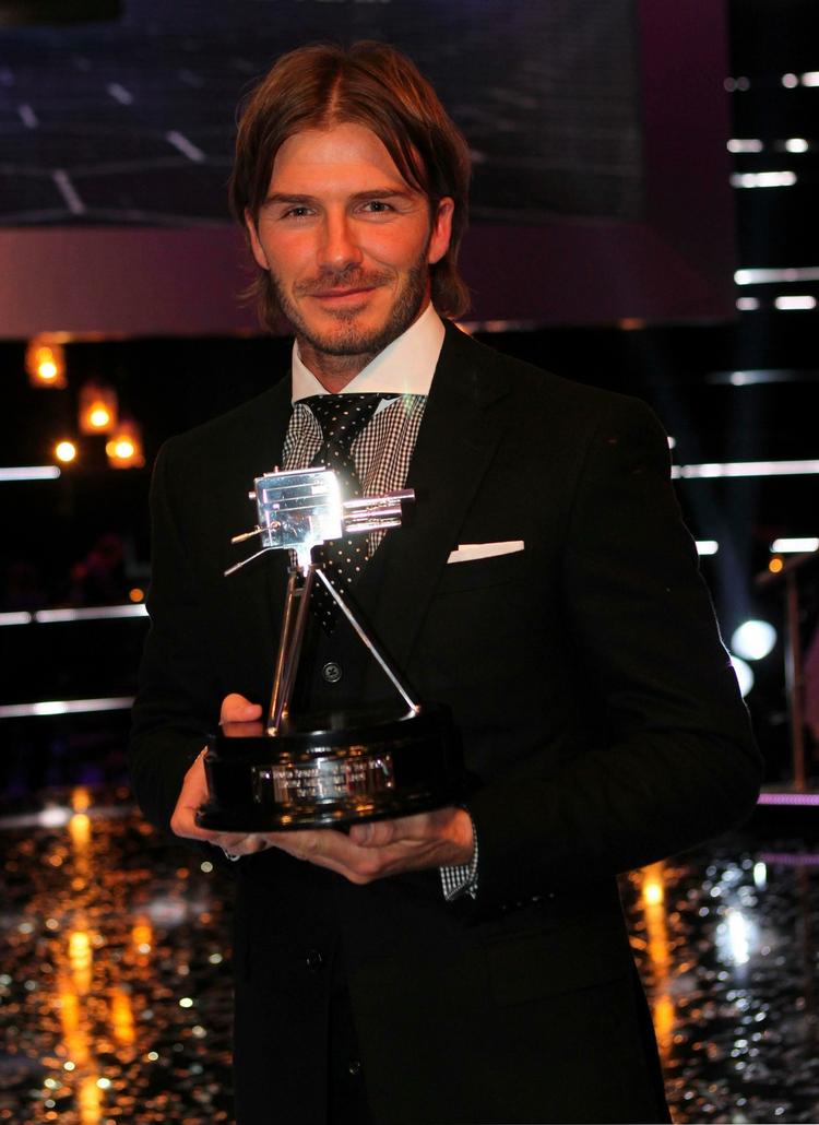 hæder. David Beckham modtager BBC's pris for sit engagement i fodbold ved en højtidelighed i Birmingham. 