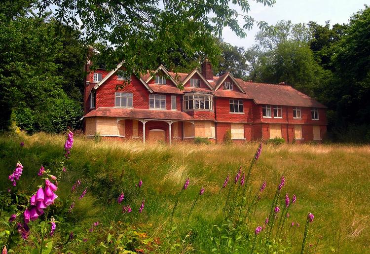 Renovation. Det store hus i Surrey blev bygget i 1897, og det var her, Conan Doyle skrev flere af sine berømte Sherlock Holmes-historier. 
