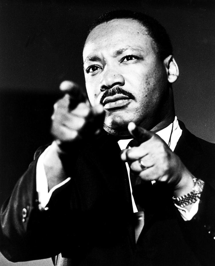 king. Det er  glimrende, at der endelig kommer en stor Martin Luther King-biografi på dansk, men man kunne have ønsket sig en anden og bedre. King blev skudt i april 1968 i Memphis. 