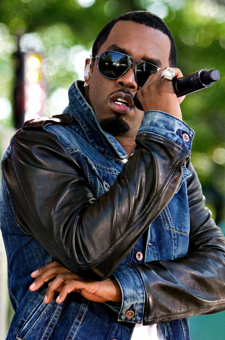 Med vanlig ubeskedenhed  roser Diddy et af sine numre for »a brand new sound«,  selv om han elegant  låner i musikhistorien.  Foto: Charles Sykes/AP 