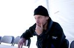 hårdt. Politikens Michael Bo mærker på egen krop, at det ikke er let at være filmstjerne. Og dog. Han kan blive inde i teltet, når Nikolaj Coster-Waldau skal ud under regnkanonerne i den bidende frost. For ikke at tale om Aksel Hennie, der skal kravle op og ned i en våd og kold tønde lort. Igen og igen. 