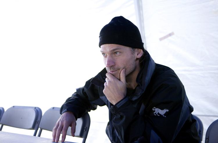 hårdt. Politikens Michael Bo mærker på egen krop, at det ikke er let at være filmstjerne. Og dog. Han kan blive inde i teltet, når Nikolaj Coster-Waldau skal ud under regnkanonerne i den bidende frost. For ikke at tale om Aksel Hennie, der skal kravle op og ned i en våd og kold tønde lort. Igen og igen. 