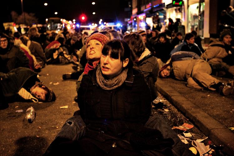 'FUTTOG'. Masseanholdte blev sat på jorden i timevis under politiaktion mod klimademonstration i december. 