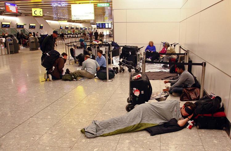 Aflyst. Londons Heathrow lufthavn er stadig ramt af aflysninger og forsinkelser efter weekendens snevejr. 