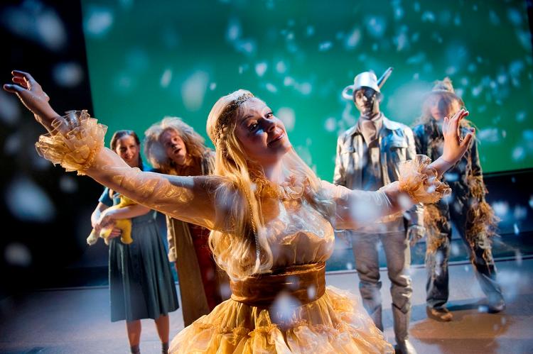 oz. Aalborg Teater kan glæde sig over, at den økonomisk hårde sæson til gengæld har været præget af højt kunstnerisk niveau med flere Reumertpriser. 