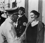 Wagner. Siegfried Wagners enke, Winifred Wagner, hilser på Hitler i 1939. Siegfried Wagner var søn af Richard Wagner og døde i 1930. 