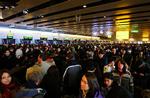 Frustration. Heathrow Lufthavns terminal 4 i går. Strandede passagerer i hundredevis venter på at komme videre. 