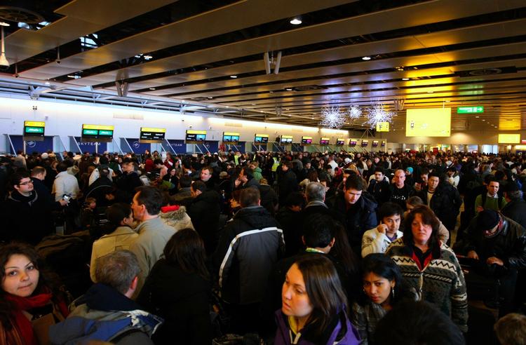 Frustration. Heathrow Lufthavns terminal 4 i går. Strandede passagerer i hundredevis venter på at komme videre. 
