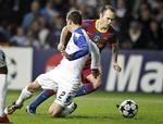 FCK'er. Tjekken Zdenek Pospech har givet FCK-træner Ståle Solbakken håndslag på, at han tager endnu en halvsæson i klubben. På billedet bliver Pospech 'tørret' af FC Barcelonas Andres Iniesta. 