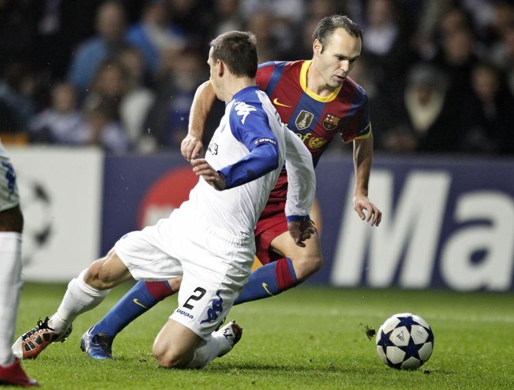 FCK'er. Tjekken Zdenek Pospech har givet FCK-træner Ståle Solbakken håndslag på, at han tager endnu en halvsæson i klubben. På billedet bliver Pospech 'tørret' af FC Barcelonas Andres Iniesta. 