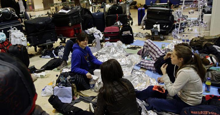 Kulde, kø, kaos prægede juledagene i flere europæiske lufthavne. 