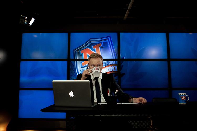 usjov. Anders Breinholt misbrugte et gammelt indslag med en syg kvinde i sit satireprogram 'Natholdet'. Det har Pressenævnet meddelt ham i en kendelse. 