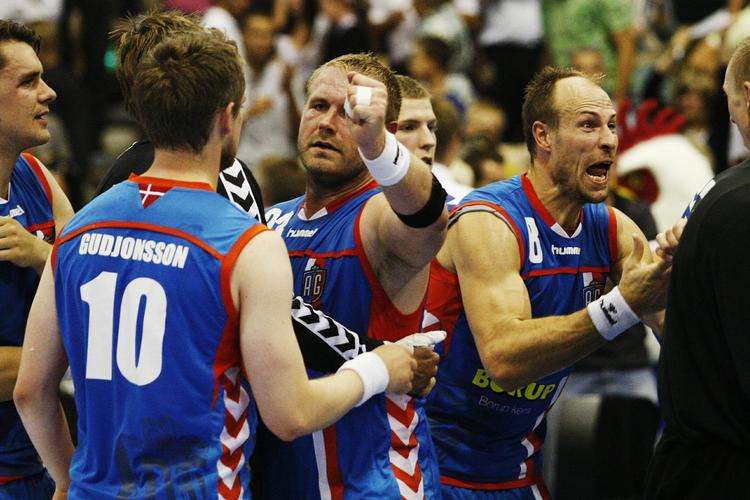 sejrsbrøl. AG København virker uslåelige i herrernes håndboldliga. Her jubler stjernerne Lars Jørgensen og Joachim Boldsen efter sejr over BSV. Arkivfoto. 