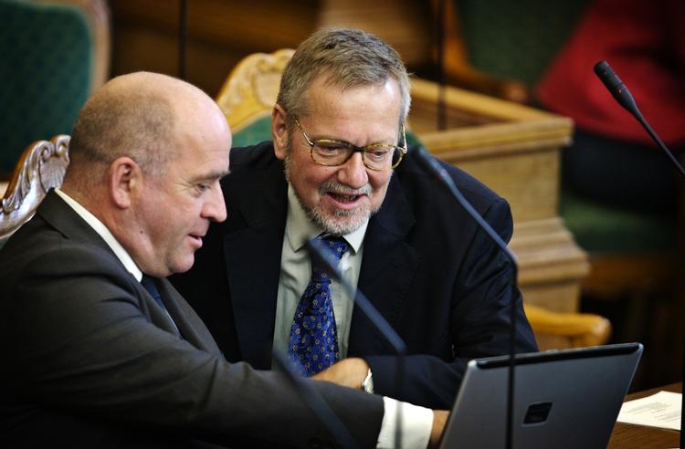 Computersjov. I folketingssalen hygger Per Stig sig med Søren Espersen over computeren. Et tidligere biblioteksbesøg var mindre morsomt for Møller. 