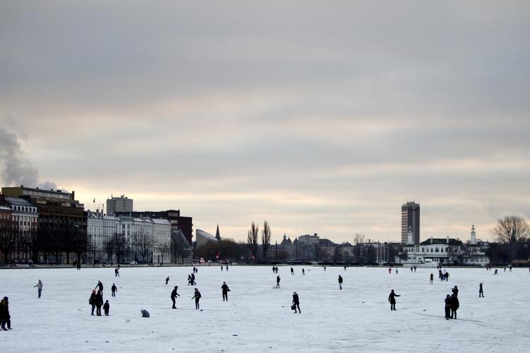 21. december ved middagstid åbner en række af Københavns søer for færdsel. Kommunen sørger for at feje to baner fri for sne på Peblinge Sø, så man kan skøjte og spille ishockey. 