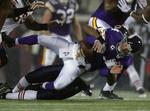 slut? Minnesota Vikings quarterback Brett Favre bliver tacklet i afleveringsøjeblikket. Og den i forvejen skadede kriger blev liggende og måtte skiftes ud, mens modstanderne fra Chicago Bears sejrede stort. 