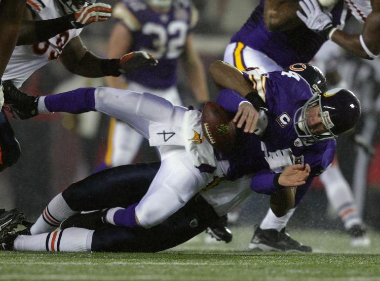 slut? Minnesota Vikings quarterback Brett Favre bliver tacklet i afleveringsøjeblikket. Og den i forvejen skadede kriger blev liggende og måtte skiftes ud, mens modstanderne fra Chicago Bears sejrede stort. 