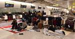 Heldige? Masser af flypassagerer camperer i terminalen i Heathrow, mens mindst 3.000 mennesker står uden for i minusgrader og venter på at komme ind i terminalen. 