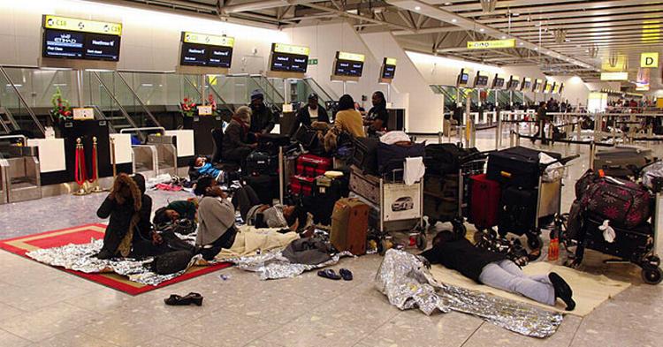 Heldige? Masser af flypassagerer camperer i terminalen i Heathrow, mens mindst 3.000 mennesker står uden for i minusgrader og venter på at komme ind i terminalen. 
