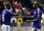 trængte? Det franske fodboldforbund kan ikke får Anelka (t.v.) og Henry til at skrive under på aftalen. 