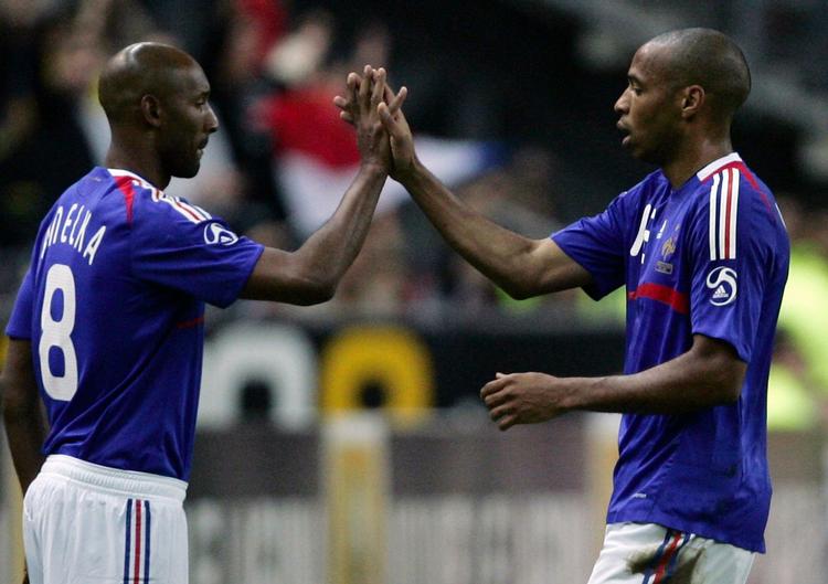 trængte? Det franske fodboldforbund kan ikke får Anelka (t.v.) og Henry til at skrive under på aftalen. 