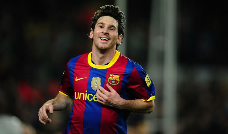 tilpasning. Verdens bedste fodboldspiller Lionel Messi er afhængig af, at han spiller på et teknisk stærkt hold, som forstår ham, og hvor bolden spilles langs jorden. 