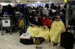 Strandet. Tusindvis af flypassagerer er strandet i europæiske lufthavne på grund af den megen sne. Mange risikerer ikke at komme hjem til jul. 