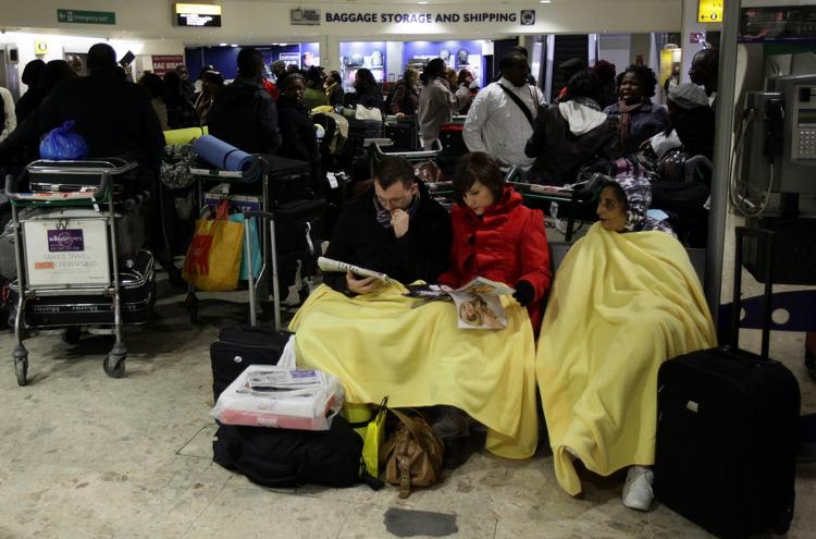 Strandet. Tusindvis af flypassagerer er strandet i europæiske lufthavne på grund af den megen sne. Mange risikerer ikke at komme hjem til jul. 