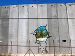 Symbolsk. På den israelskopførte mur har britiske Banksy 'lavet huller' i muren.
