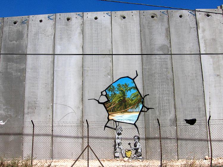 Symbolsk. På den israelskopførte mur har britiske Banksy 'lavet huller' i muren.