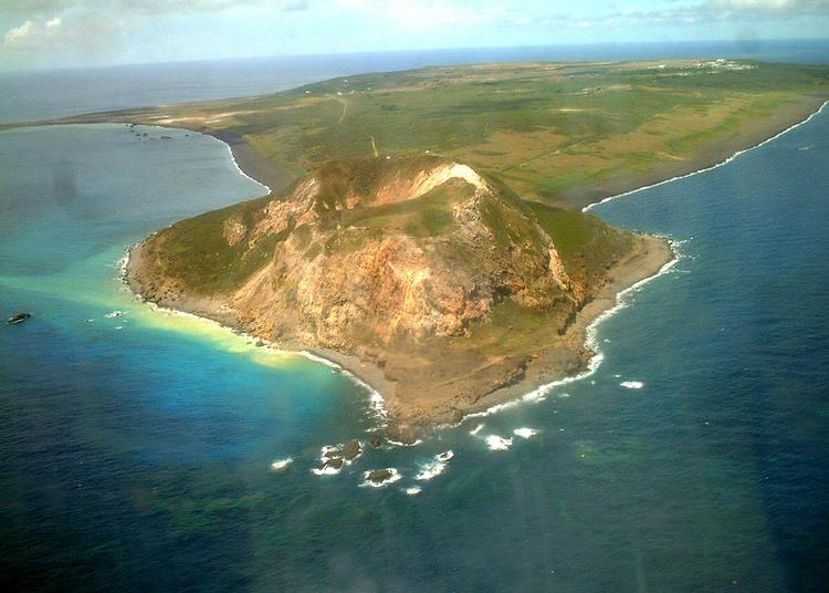 JORDSKÆLV. Iwo Jima - her med Suribachi-vulkanen i forgrunden - er kendt for et af Anden Verdenskrigs blodigste slag. Nu er der udsendt tsunamivarsel for flere øer efter jordskælv i Stillehavet. 
