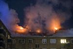 Alarm. Henved 50 beboere måtte evakueres, da der i nat udbrød brand i beboelsesejendommen Maltagade 2 og 4 på Amager. 