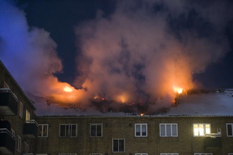 Alarm. Henved 50 beboere måtte evakueres, da der i nat udbrød brand i beboelsesejendommen Maltagade 2 og 4 på Amager. 