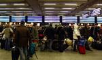 Strandet. Heathrow Lufthavn ved London i går. Passagerer i tusindvis er strandede. 