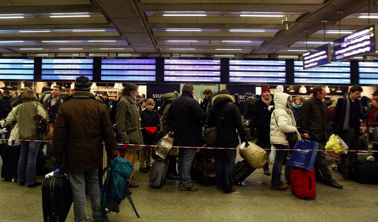 Strandet. Heathrow Lufthavn ved London i går. Passagerer i tusindvis er strandede. 