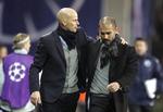 trøst. Du er god nok, men på politiken.dk synes de altså, at jeg er bedre. Ståle Solbakken må trøste kollega Josep Guardiola efter afstemningen om årets træner. 