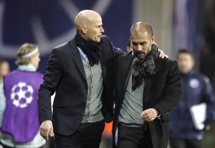 trøst. Du er god nok, men på politiken.dk synes de altså, at jeg er bedre. Ståle Solbakken må trøste kollega Josep Guardiola efter afstemningen om årets træner. 