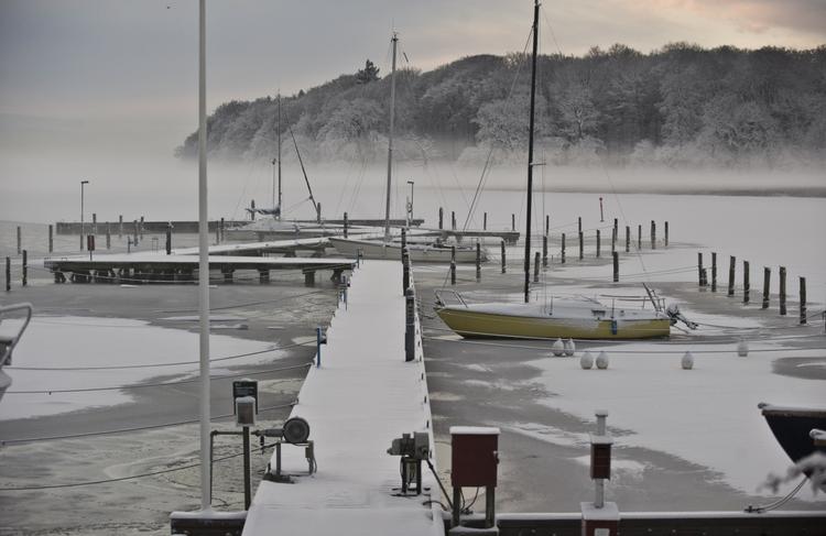 Isvinter. De indre danske farvande er begyndt at fryse til. Her en situation fra Vordingborg nordhavn. 