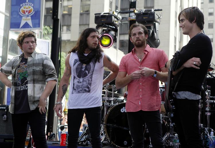 bandbusbrand. Kings of Leon måtte i går skuffe deres fan i London. En brand i bandets tourbus satte en stopper for forberedelserne til aftenens koncert, som nu er udsat til efter nytår. 