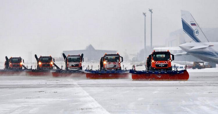 OVERARBEJDE. Snerydderne er i fuld gang i Frankfurt lufthavn. 