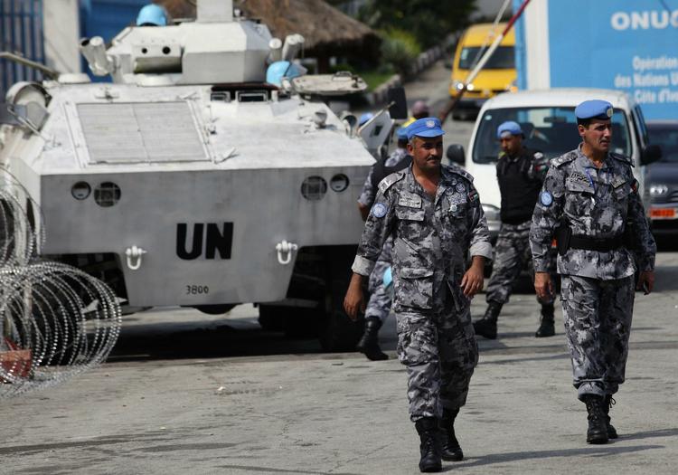 Kaos. FN-soldater er blevet kasteskyts i den kaotiske situation i Elfenbenskysten, hvor Laurent Gbagbo, der nægter at acceptere nederlaget i sidste måneds præsidentvalg, vil have dem smidt ud af landet. 