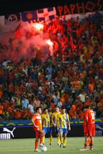 fanatisme. Græsk-cypriotiske fans af APOEL fejrer en scoring af fodboldholdet mod spanske Getafe i Nicosia 26. august. 