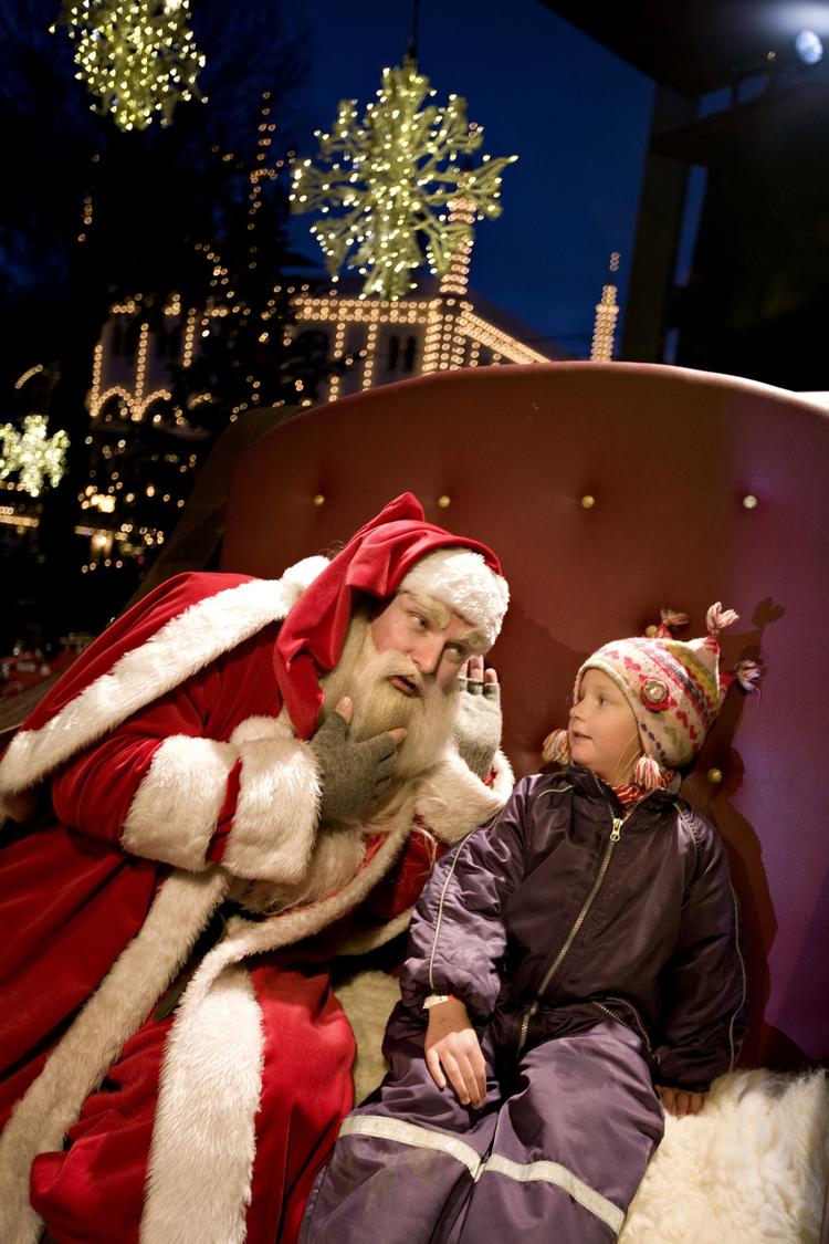 Julemændene er bange for at blive smittet af børnene, så de små  kommer ikke op på skødet mere. Pigen på billedet og julemanden har intet med den konkrete historie at gøre. 