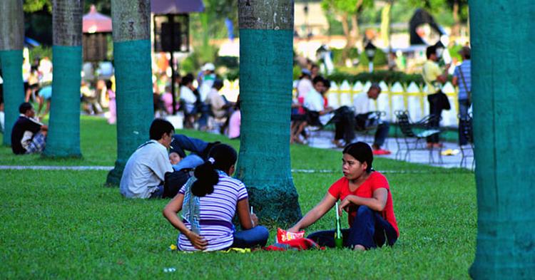 PAUSE. Rizal Park er Manilas grønne helle. 